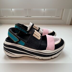 New condition women’s UGG Zuma sling sandals size 7 $130